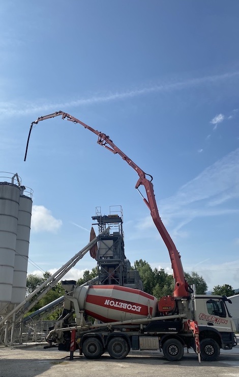 Betonska črpalka pri delu na gradbišču